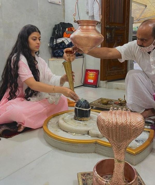 Zanai Bhosle while performing last prayers for the soul of late Lata Mangeshkar