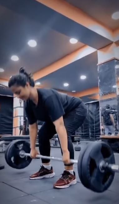 Zeenat Siddiqui working out at the gym