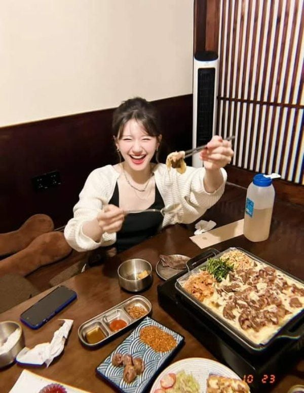 Zhao Lusi while having food